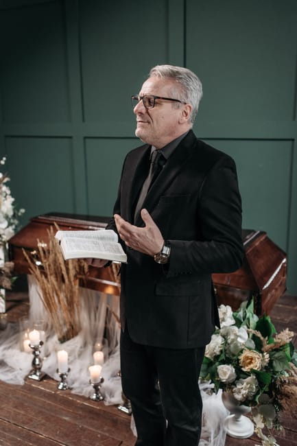 Same-day vs pre-booked funeral flowers: cost and reliability